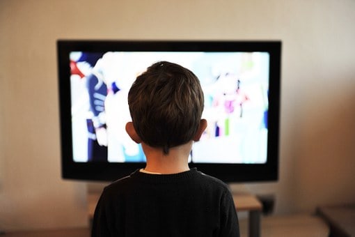 Host a stress-free movie marathon WITH KIDS with these 8 simple tips!