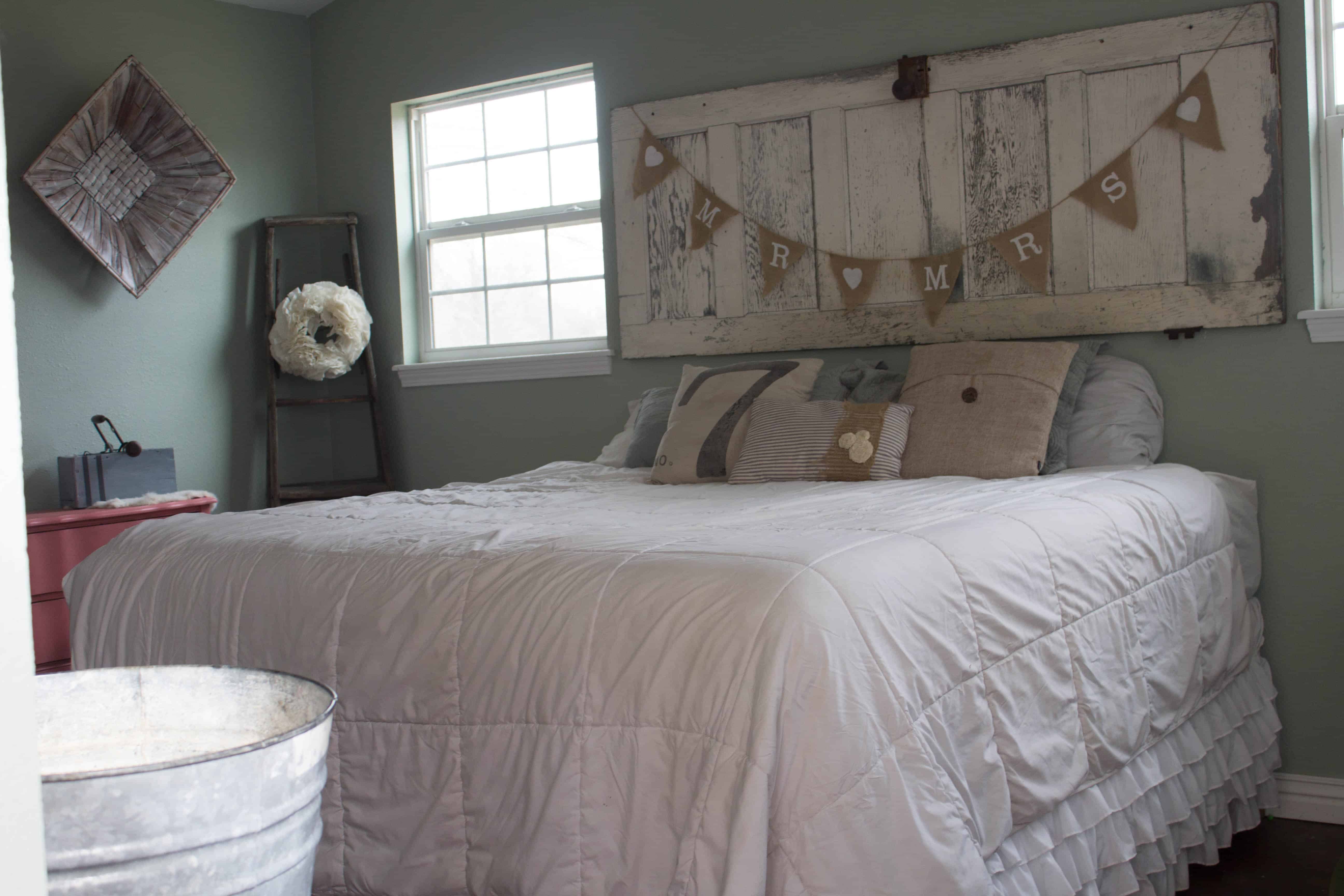 Add charm to your farmhouse bedroom with these simple tips!