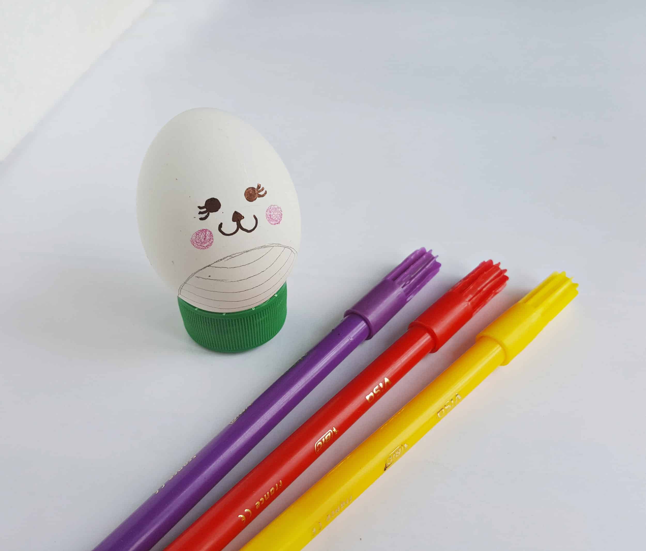 Our Easter egg bunny craft is all of your favorite spring aspects, rolled into one! Bunnies, eggs and mess-free are exactly what you and your kids will love about this easy craft!