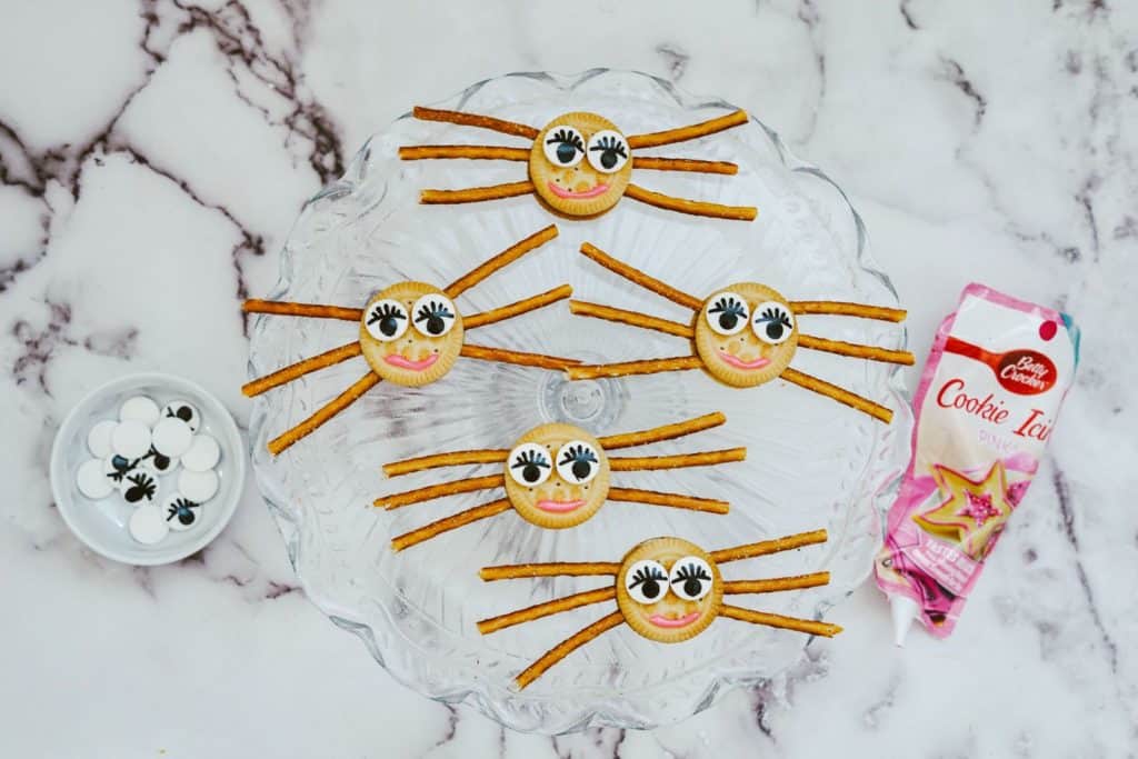 We're obsessed with the girly version of these DIY Oreo spider treats! They're as easy to create as they are cute!